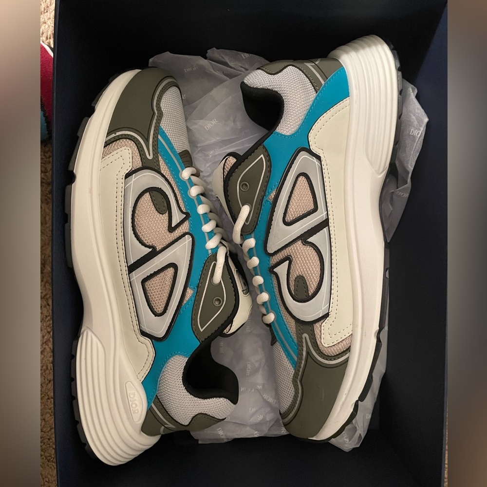 Color Blue/Khaki size 44 or a 10 in US size basically brand new no damages